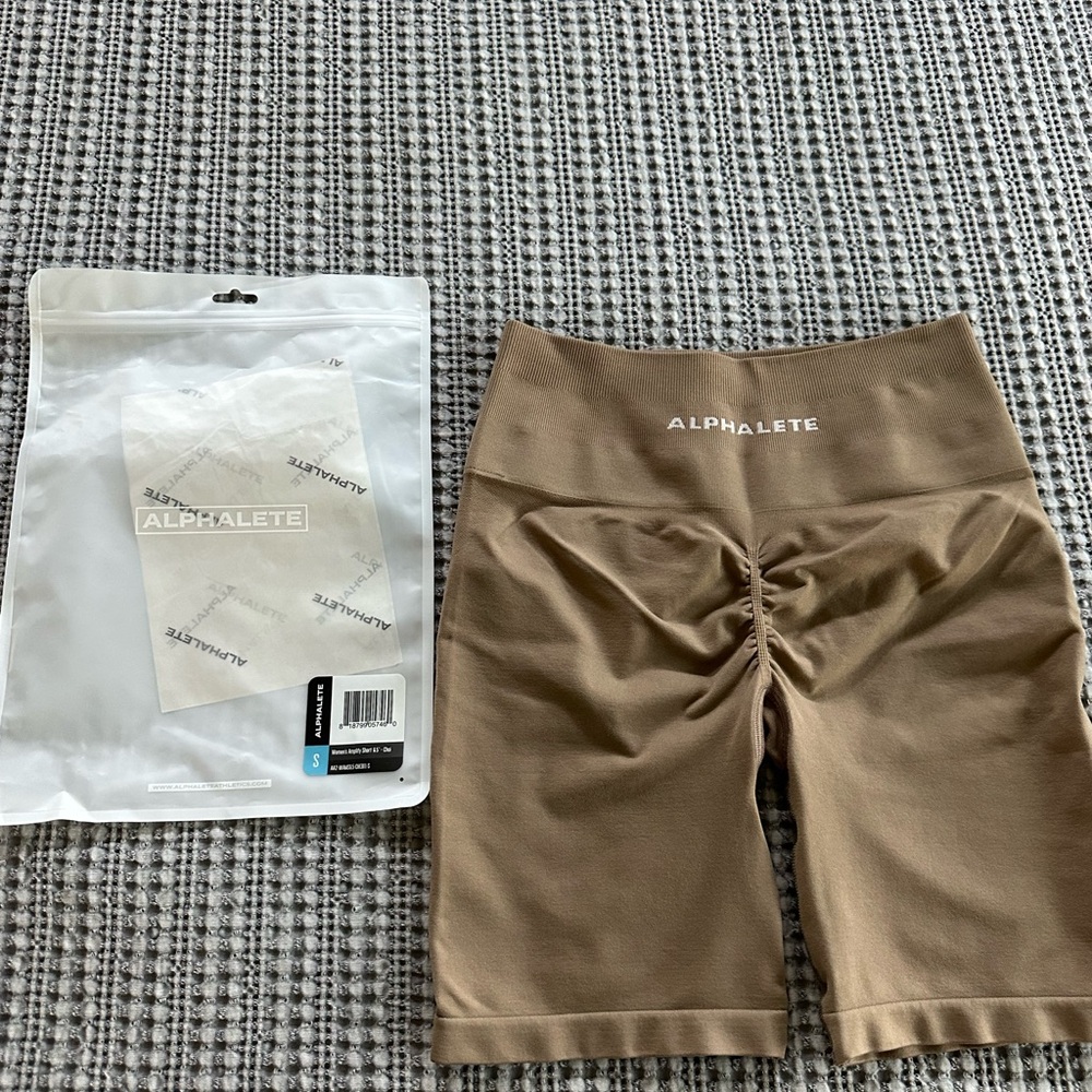 NEW in original packaging. Alphalete Amplify 6.5” shorts in Chai.